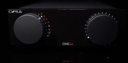Cyrus ONE HD stereo hi-fi forstærker, set forfra, drejelige knapper og røde lysindikatorlys på mat sort front