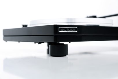New Horizon 202 sort pladespiller, nærbillede fra højre profil, vandret tonarm, sort base og låg