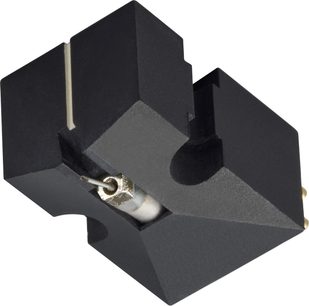 Cápsula de tocadiscos Denon DL-103, vista en ángulo, forma cúbica, color negro, punta metálica visible, conectores dorados