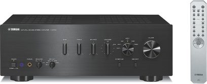 Yamaha A-S700 sort hi-fi stereforstærker, set forfra, sort front med sølvfarvede knapper og drejeknapper, fjernbetjening inkluderet