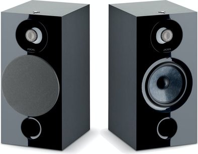 To sorte Focal Chora 826 gulvhøjtalere, set forfra, med synlige højttalerenheder og lakeret overflade