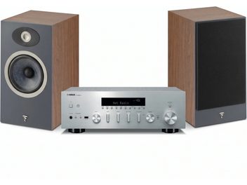 Yamaha R-N800A hi-fi-anlegg i sølv med to Focal bokhyllehøyttalere i valnøttfinish, hvorav én med svart frontgrill