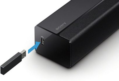 Sort Sony HT-CT80 soundbar, set i perspektiv forfra, med USB-kabel tilsluttet på højre side