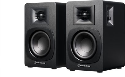 Bezdrátové připojené reproduktory Audio Technica AT-SP3X, pohled zepředu, dva černé reproduktory, ovládací prvky na pravé straně