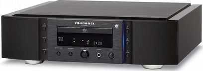 Marantz SA KI Pearl sort CD-afspiller, frontvisning, blå display, sølvfarvede knapper og drejeknapper, børstet front