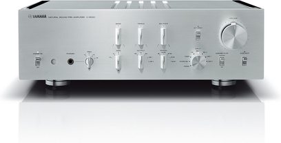 Yamaha C-5000 stereo stiprintuvas, vaizdas iš priekio, sidabrinė priekinė dalis su mygtukais ir lizdais, balta fone