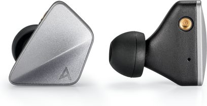 Astell&Kern ZERO 1 in-ear hovedtelefoner med trekantet sølvfarvet etui, sort øreprop og synlig guldbelagt stik.