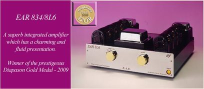 Hi-fi stereo zesilovač EAR Yoshino 834 integrovaný, stříbrný čelní panel, zlaté knoflíky, pohled zepředu na jednolitém fialovém pozadí