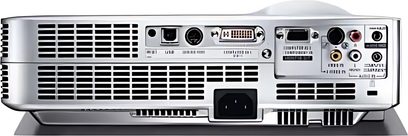Sanyo PLC-XU84 videoprojektor, bagside, audio/video-tilslutninger, VGA-, DVI-, S-Video-porte, RCA-stik, RS-232-port, ventilationsgitre