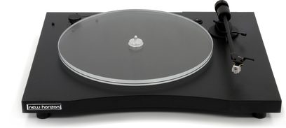 New Horizon 121 sort pladespiller set ovenfra, cirkulær mat sort plade, tonarm med pickup, på rektangulær sort base