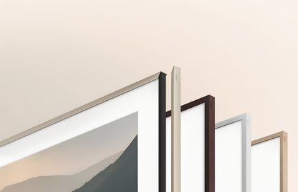 Alinhamento diagonal de molduras retangulares finas em metal liso e imitação de madeira texturizada, nas cores bege areia, preto fosco, creme, marrom escuro, cinza claro e madeira clara, vista lateral em leve contraplongée