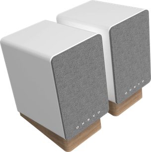 Bezdrátové připojené reproduktory Onkyo GX-10DB, pohled v perspektivě, bílé skříně, přední panely z šedé látky, podstavce ze světlého dřeva