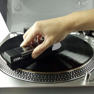 Hovedpunkt: En Enova HIFI BVA 10 kulfiber vinylbørste til sølvfarvet pladespiller