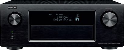 Denon AVR-X4200W sort hjemmebiografsforstærker, frontvisning, blå skærm "Blu-ray Dolby Atmos", to sølvfarvede drejeknapper