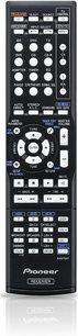 Telecomando nero Pioneer VSX-520 visto frontalmente, numerosi pulsanti e manopole, schermo LCD in alto, tasti di navigazione al centro