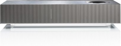 Enceinte sans fil Naim Audio Mu-So, vue de face, grille métallique, corps rectangulaire en aluminium brossé, écran LCD intégré