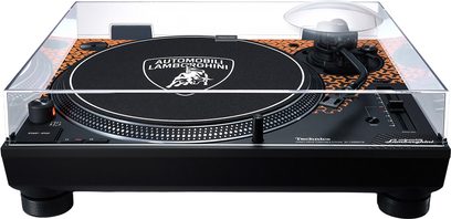 Hi-fi pladespiller Technics SL-1200M7B i orange, set forfra, med gennemsigtig låg, sort pladedrev med logo, tonarm til højre