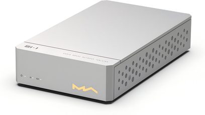 Matrix Audio SI-1 netværksisolator i sølvfarvet aluminium, rektangulært kabinet med oplyst logo og perforeret sidepanel
