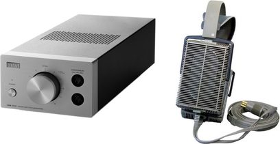 Stříbrný zesilovač STAX SRM-353X a otevřená sluchátka STAX SR-307 v černé barvě s kabelem a kovovou mřížkou, pohled zepředu