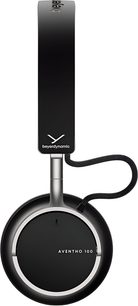 Kabelloser HiFi-Kopfhörer Beyerdynamic AVENTHO 100 schwarz, Seitenansicht mit mattschwarzem Kopfbügel und weißem Logo, silbernem Metallbügel und runder Ohrmuschel aus mattschwarzem Kunststoff, eingefasst von einem Metallring mit sichtbarem, intern geflochtenem Kabel