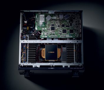 Yamaha RX-A2040 titano namų kino stiprintuvas, atidarytas, vidinių elektroninių komponentų, žalių spausdintinių plokščių, jungiamųjų kištukinių laidų vaizdas