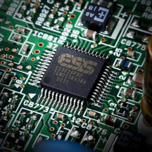Circuito stampato verde con componenti elettronici e chip nero con la scritta "YAMAHA R-N2000A" in lettere bianche