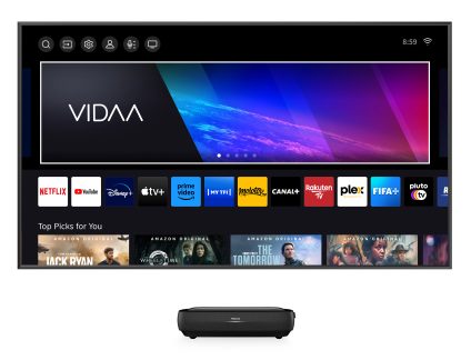 Hisense smart-tv med Vidaa-interface, der viser populære streaming-apps, og sort laserprojektor