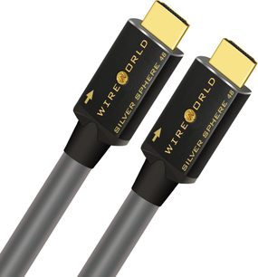To HDMI-kabler fra Wireworld Silver Sphere 48 på 3 meter, med forgylte kontakter og svart kabler, sett forfra på hvit bakgrunn