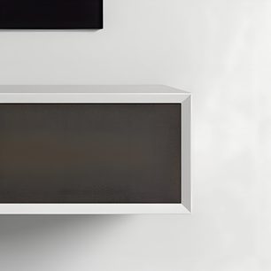 Audio‑video skříňka Clic TV Series Model TV77" 20S, bílý zkosený rám, čelní panel z hnědé texturované tkaniny, pohled zepředu
