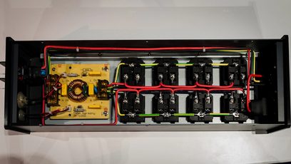 Åben sort Taga Harmony PF-1000 multistikdåse set forfra, 8 stik, gule og grønne printplader, røde ledninger