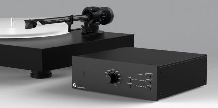 Svart Pro-Ject-platespiller med karbon-tonearm og matchende Phono Box DS3 B phono-forforsterker