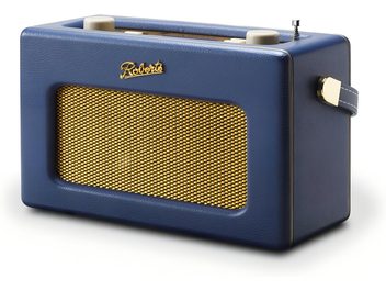 Радіоприймач Roberts Revival iStream 3L у кольорі "північна ніч", прямокутний корпус із штучної шкіри темно-синього кольору з бічною ручкою в тон, золота металева решітка динаміка та кремові кнопки на верхній панелі, вид спереду під кутом три чверті