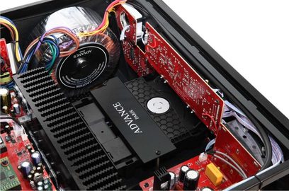 Integrierter Verstärker Advance Paris MyConnect 150 schwarz, offene Draufsicht mit Blick auf die roten internen elektronischen Komponenten