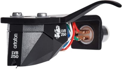 Ortofon 2M BLACK LVB 250 forudmonteret pickup, venstre sidevisning, synlige farvede stik og kabler
