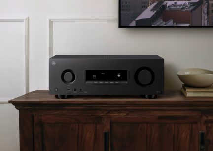 Yamaha RX-A8A svart audio-videoforsterker, frontpanel med to dreieknapper, sentral skjerm og USB-inngang på et tremøbel