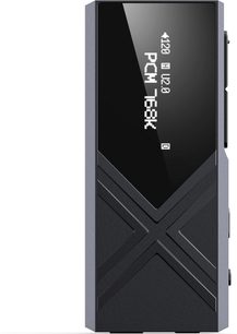FiiO KA17 draagbare audio-omzetter zwart, rechthoekige aluminium behuizing gezien van voren, glanzend bovenste scherm met witte informatie en matte onderkant met een ingefreesd X-patroon