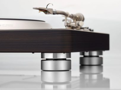 Giradischi hi-fi Denon DP-3000NE in ebano scuro visto di profilo, braccio in alluminio con testina montata