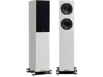 Dwie białe kolumny głośnikowe Fyne Audio F501SP, czarne głośniki, czarna podstawa, zdjęcie z przodu na białym tle
