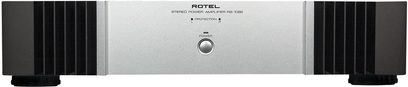 Rotel RB-1092 stereoeffektforstærker, forsiden har sølvfarvet front, to sorte drejeknapper og en blå strømindikatorlampe