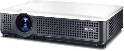 Sanyo PLC-XU75 sort videoprojektor, frontvisning, linse til venstre, ventilationsgitter til højre, trekvartvisning