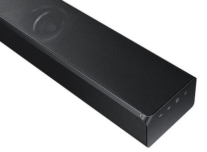 Samsung HW-K950 sort soundbar, set forfra i perspektiv, aflang rektangulær form med metalrist på toppen