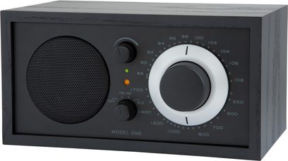 Radio Tivoli Model One iš juodo medžio, priekinio vaizdo, didelis šviesiai pilkas ciferblatis, kairysis garsiakalbis, du mygtukai, indikatoriai