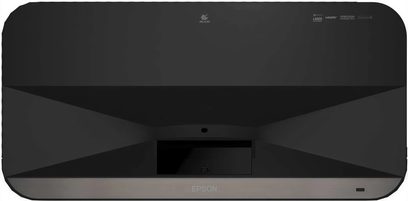 Videoprojektor Epson EH-QS100B, pohled zepředu, černý obdélníkový kryt, spodní okraj s tmavě šedým vodorovným pruhem