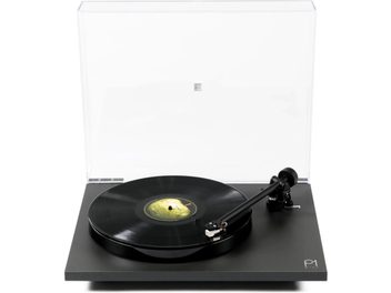 Hi-fi pladespiller Rega Planar 1 Plus mat sort, set ovenfra, sort cirkulær pladetallerken, tonearm til højre, gennemsigtigt låg