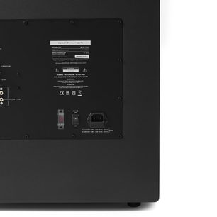 Subwoofer Elipson Premium Sub 15 černý, zadní pohled, kovový panel, RCA konektor, vypínač, IEC zásuvka a přepínač napětí