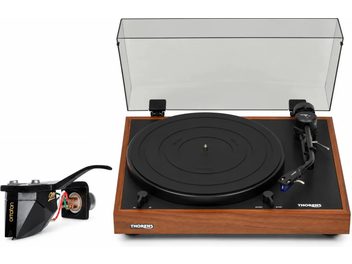 Thorens-Plattenspieler mit Sockel in Holzoptik und schwarzem Plattenteller, geöffneter Abdeckhaube und daneben abgebildetem Ortofon-Tonabnehmer
