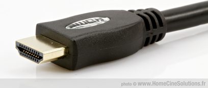 Sort HDMI-kabel HCS Essential 1 m, guldbelagt hanstik, nærbillede på hvid baggrund