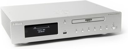Høykvalitets CD-spiller Block HD-120 sølv, rektangulært kabinett i børstet aluminium, sett fra venstre forfra i trekvart vinkel, med svart skjerm, sentrert CD-skuff, USB-port og fem runde knapper på frontpanelet