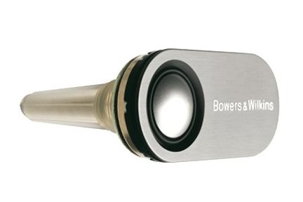 Cylindrisk lysegrå Bowers & Wilkins højttaler med sort højttaler i midten, set forfra i nærbillede