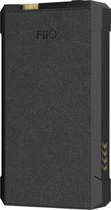 Convertidor de audio portátil FiiO Q7 negro, cuerpo metálico con revestimiento texturizado tipo cuero, botón moleteado dorado en el borde superior y rejillas laterales en forma de chevrón, vista en tres cuartos desde el frente